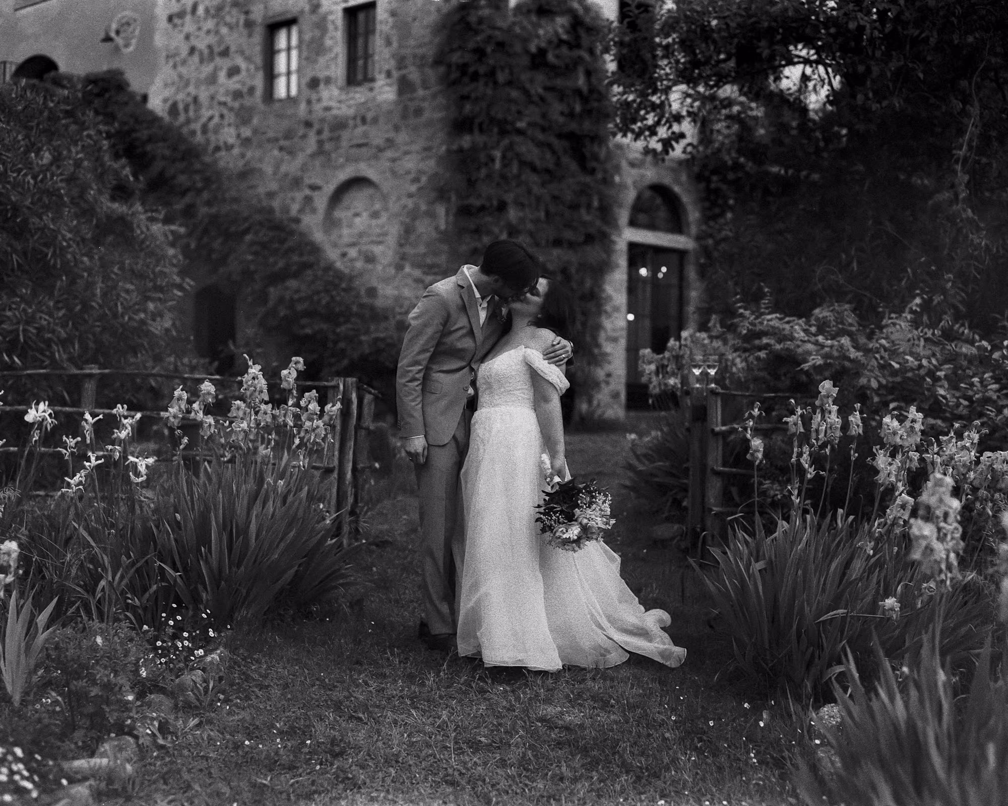 The couple at the garden gate, in black and white